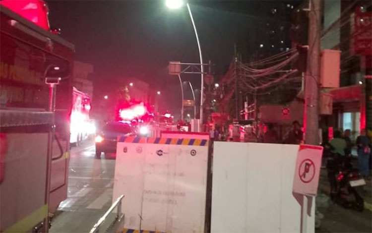 Suasana evakuasi saat kebakaran di RS Hermina, Jatinegara, Rabu (92/7) pagi.