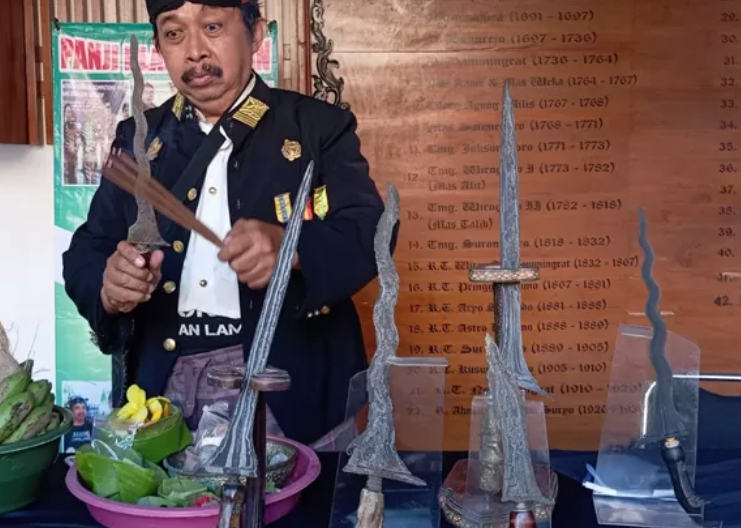 Ilham Triyadi memamerkan keris saktinya di Pelinggihan Dinas Kebudayaan dan Pariwisata (Disbudpar) Banyuwangi.