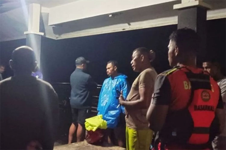 Tim SAR gabungan serahkan korban longboat terbalik di perairan Maluku Tenggara pada Selasa (1/7).