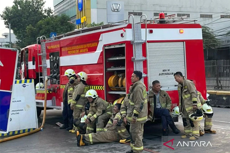 Personel Sudin Gulkarmat Jakarta Timur usai memadamkan kebakaran RS Hermina Jatinegara, Jakarta Timur, Rabu (2/7/2025) pagi.