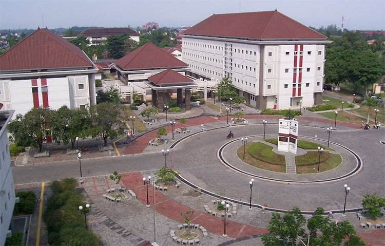 Salah satu sudut kampus UGM Jogjakarta. Saat ini UGM memiliki sekitar 47.689 mahasiswa dengan 4854 dosen.