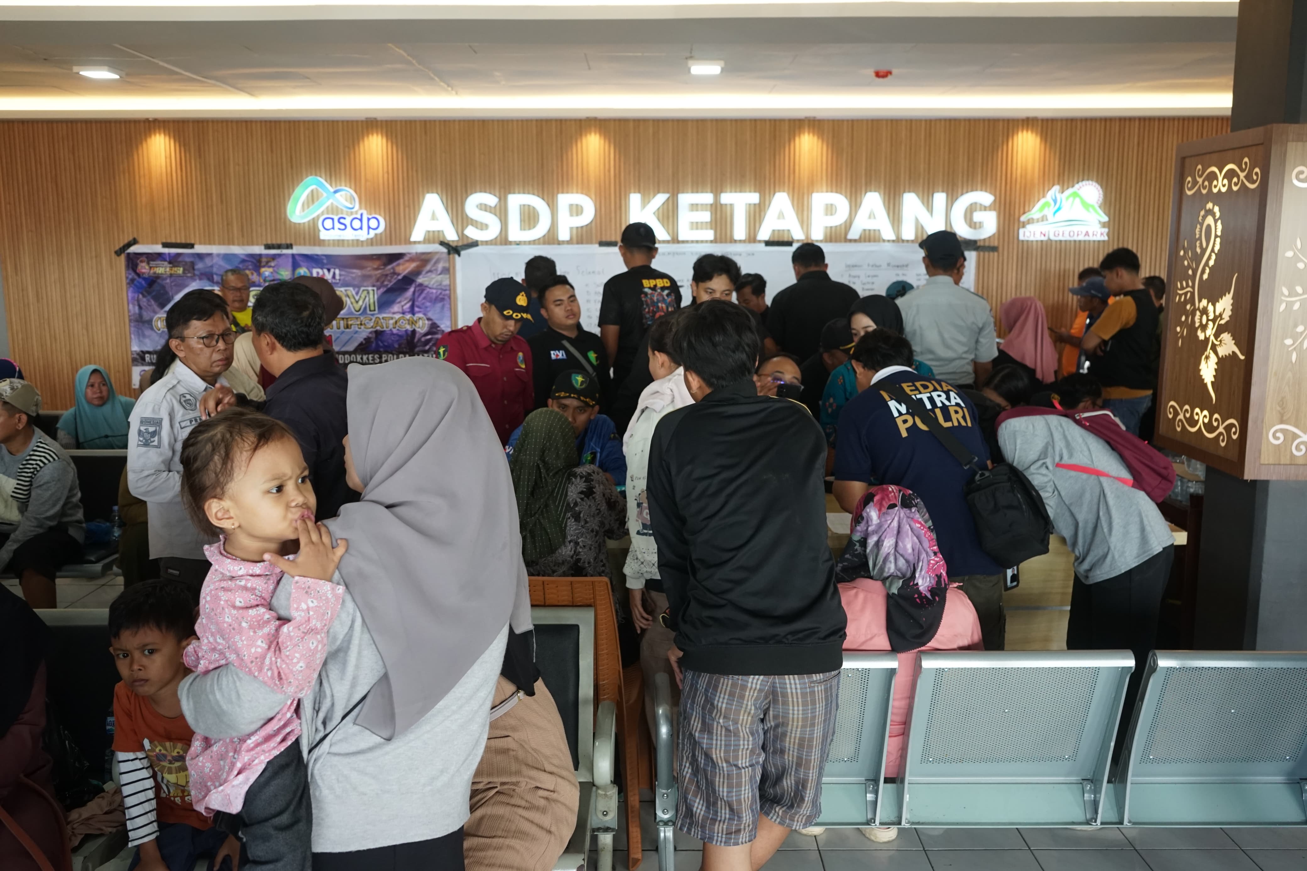 Suasana ASD Ketapang dipenuhi keluarga korban tenggelamnya kapal KMP Tunu Pratama Jaya di Selat Bali.