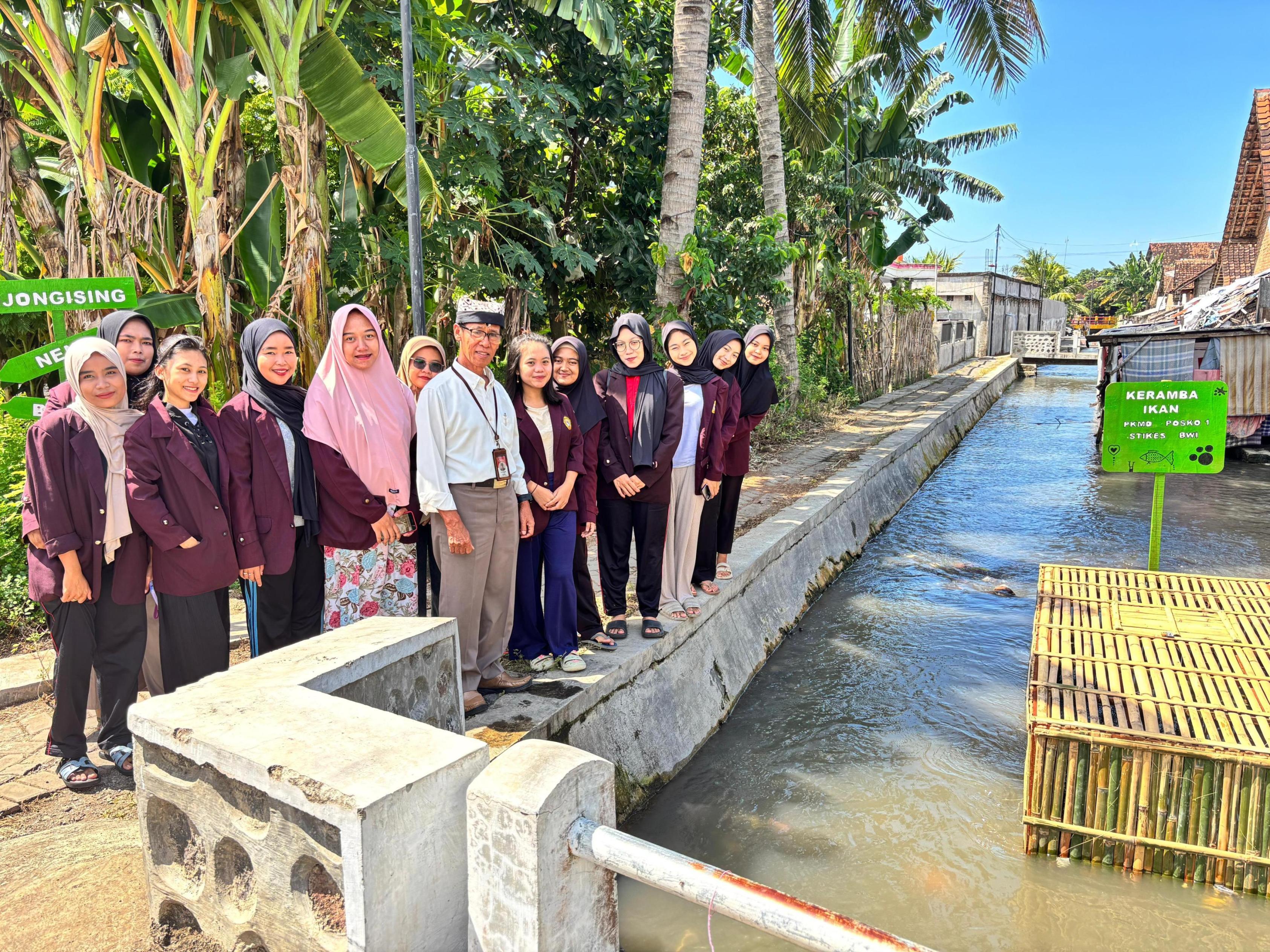 TINJAU LAPANG: Dr Soekardjo meninjau keramba hasil pemberdayaan mahasiswa Profesi Ners bersama masyarakat di Dusun Krajan, Desa Badean, Kecamatan Blimbingsari, Rabu (2/7).