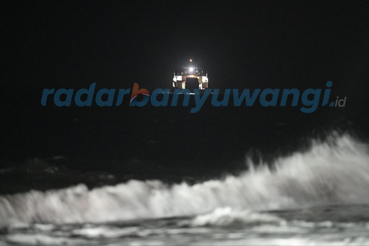 Kapal terdekat berusaha memberikan pertolongan terhadap penumpang KMP Tunu Pratama Jaya yang tenggelam di Selat Bali.