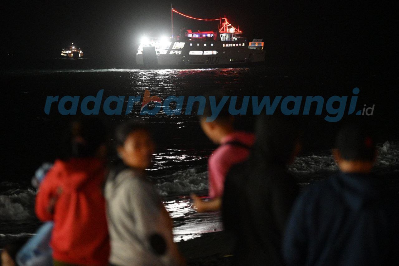 Proses penyisiran kapal dan pencarian korban tenggelamnya KMP Tunu Pratama Jaya di Selat Bali masih berlangsung. Proses terkendala ombak besar setinggi 2,5 meter.