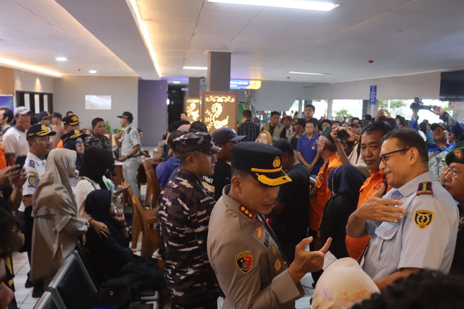 SERAH TERIMA: Kapolresta Banyuwangi Kombespol Rama Samtama Putra menyaksikan prosesi penyerahan korban selamat tenggelamnya KMP Tunu Pratama Jaya di Pelabuhan Ketapang Kamis (3/7).