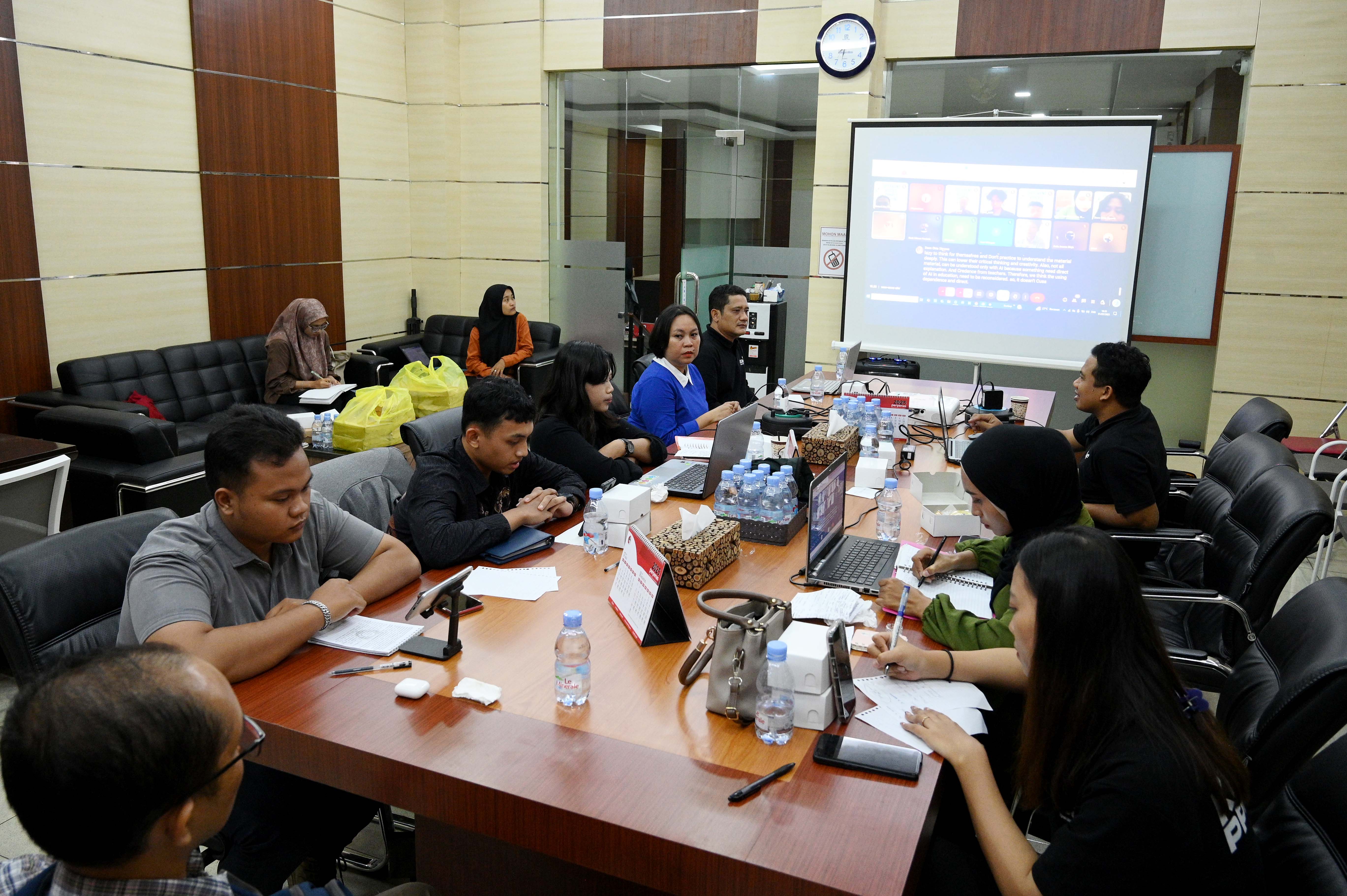 FORUM INTERNATIONAL: Mahasiswa Untag Banyuwangi tengah diskusi hangat terkait isu global bersama mahasiswa Universitas Utara Malaysia (UUM) secara daring di kampus merah putih pada Selasa (1/7).