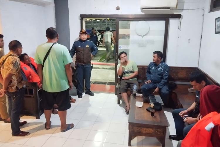 Empat korban selamat di pos pencarian Pelabuhan Gilimanuk Bali.