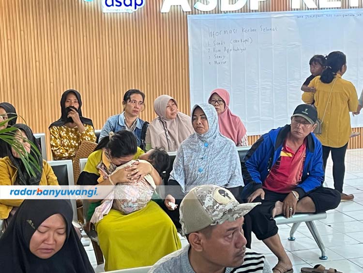 Keluarga korban kapal tenggelam terus menunggu di Pelabuhan Ketapang, Kamis pagi (3/7/2025).