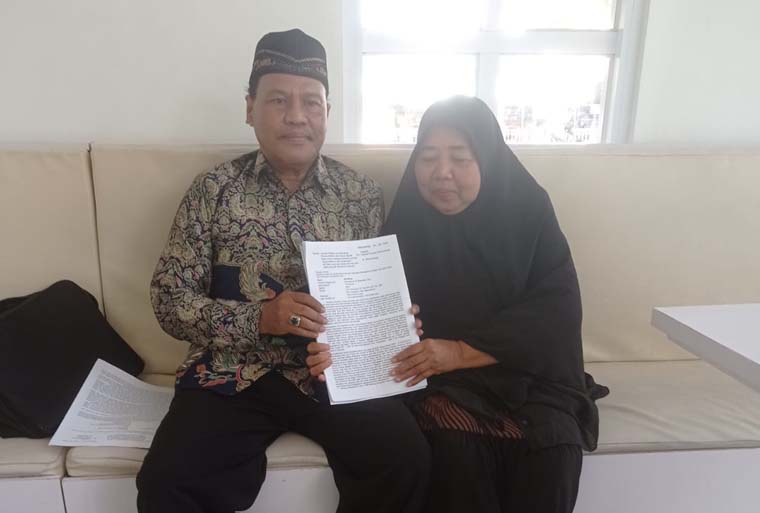 MINTA KEADILAN: Suhaela didampingi adik kandungnya Adnan Kohar menunjukkan bahan laporannya saat melapor ke Mapolresta Banyuwangi, Selasa lalu (24/6).