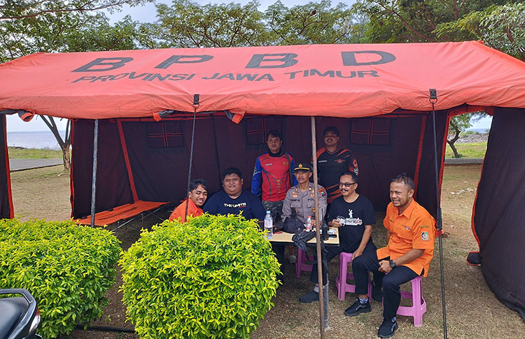 POSKO PENCARIAN: Sejumlah tim gabungan stanby di Pantai Boom untuk proses pencarian korban KMP Tunu Pratama Jaya, Kamis (3/7).