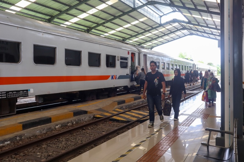 Penumpang kereta api turun dari lokomotif di Stasiun Kalisetail Sempu beberapa waktu lalu. KAI Daop 9 Jember ubah jadwal perjalanan mulai 1 Desember 2025. Pemesanan tiket sementara ditutup.