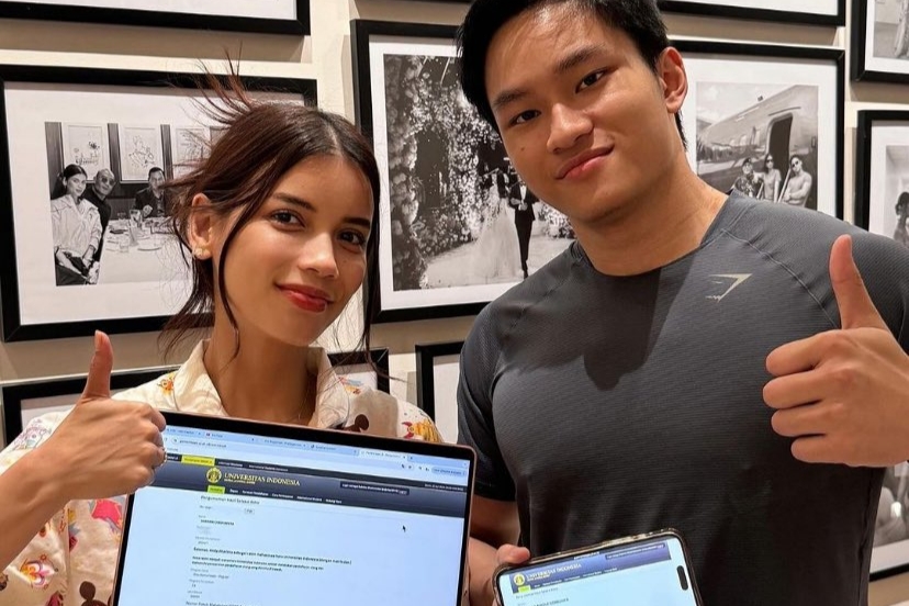 Deretan anak artis yang berhasil lolos ke UI melalui jalur seleksi, Azka Corbuzier dan ibu tirinya Sabrina Chairunnisa.
