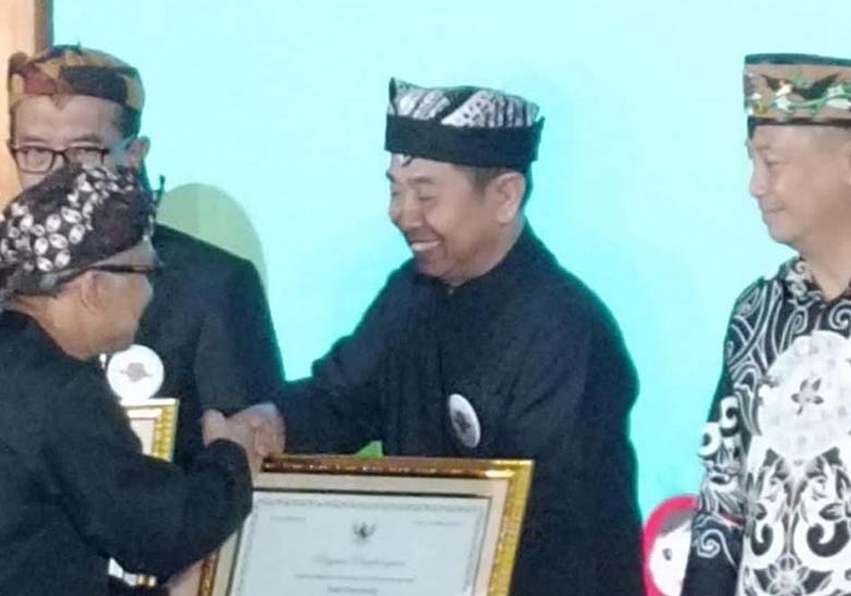 MEWAKILI BUPATI: Kadispendik Suratno menerima penghargaan dari Wakil Menteri Dikdasmen Atip Latipulhayat di Jakarta pada Mei lalu (26/5).