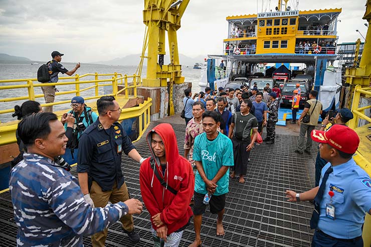 Sebanyak 21 penumpang kapal yang selamat turun dari kapal di Pelabuhan Ketapang setelah sebelumnya ditampung di Pelabuhan Gilimanuk, Kamis petang (3/7).