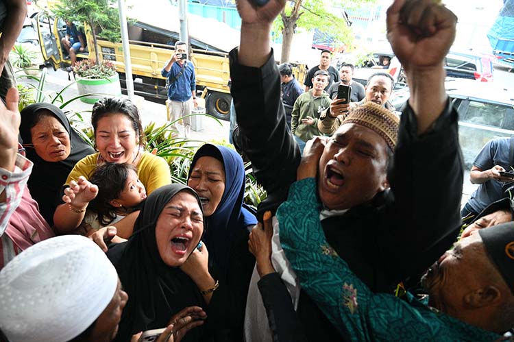 Sanak kerabat Kades Bangsring Sutoyo tak kuasa menahan haru usai mendapat kabar putra sang kades selamat dari tragedi tenggelamnya KMP Tunu Pratama Jaya.
