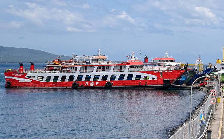 DIPRODUKSI TAHUN 2010: KMP Tunu Jaya Pratama saat bersandar di dermaga LCM Ketapang. Kapal tersebut disebut-sebut dibeli oleh pengusaha dari Batam.