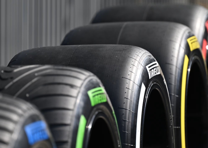 F1 kembali ke Silverstone dengan strategi ban baru dari Pirelli.