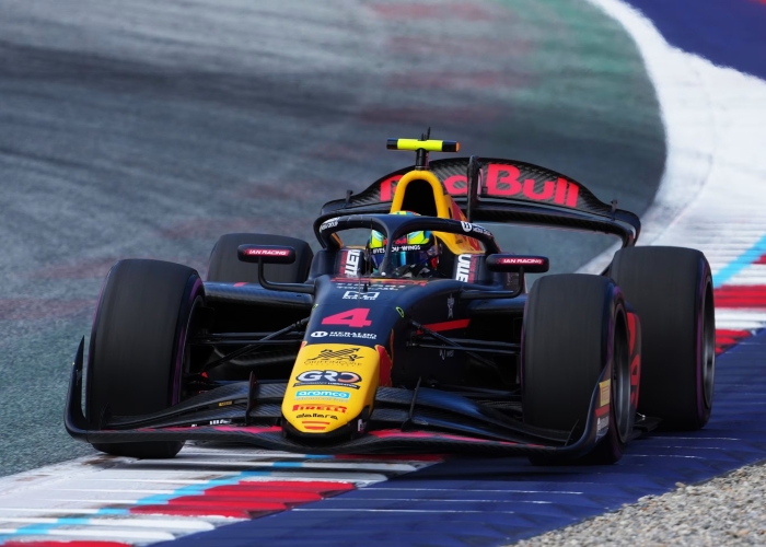 Arvid Lindblad debut di F1 bersama Red Bull pada FP1 GP Inggris di Silverstone.