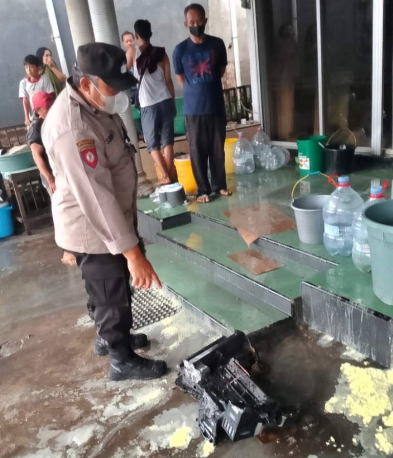 HANGUS: Salah satu komputer yang diduga mengalami korsleting dan penyebab kebakaran di KSP BMT-UGT Nusantara Capem Songgon pada Rabu (2/7) malam.