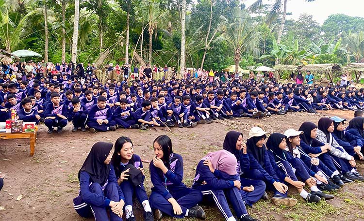 Ratusan siswa SMPN 1 Banyuwangi berkumpul di lapangan Lingkungan Papring, Kalipuro. Mereka disebar ke rumah-rumah penduduk untuk belajar hidup mandiri.