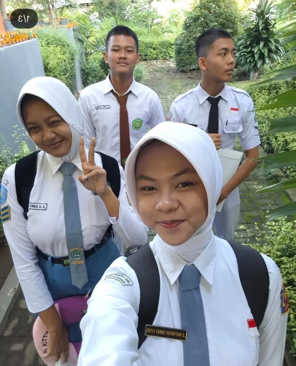 SUKA SELFIE : Cinta bersama sesaat sebelum menjalani verifikasi Paskibraka di Jakarta