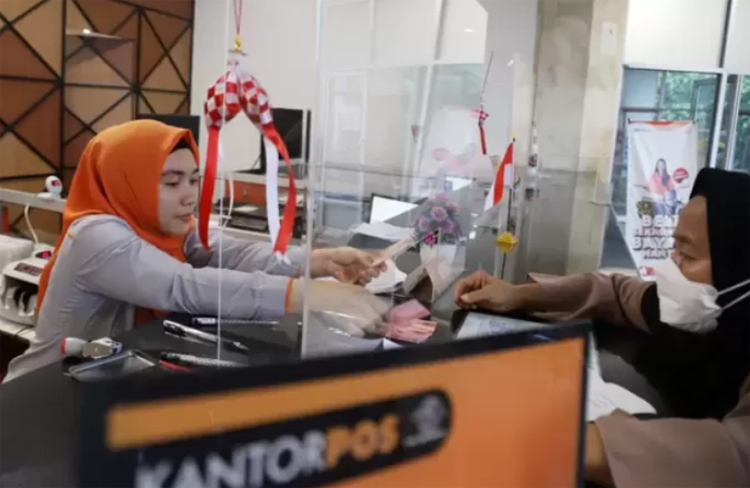 Ilustrasi pencairan BSU di Kantor Pos.