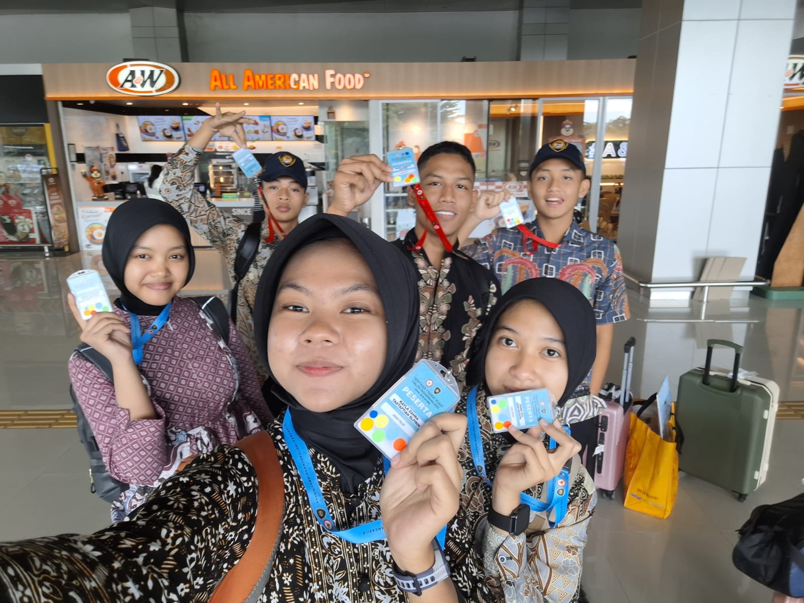 LOLOS : Cinta bersama 5 wakil lainnya dari Provinsi Jawa Timur saat menjalani verifikasi Paskibraka di Jakarta