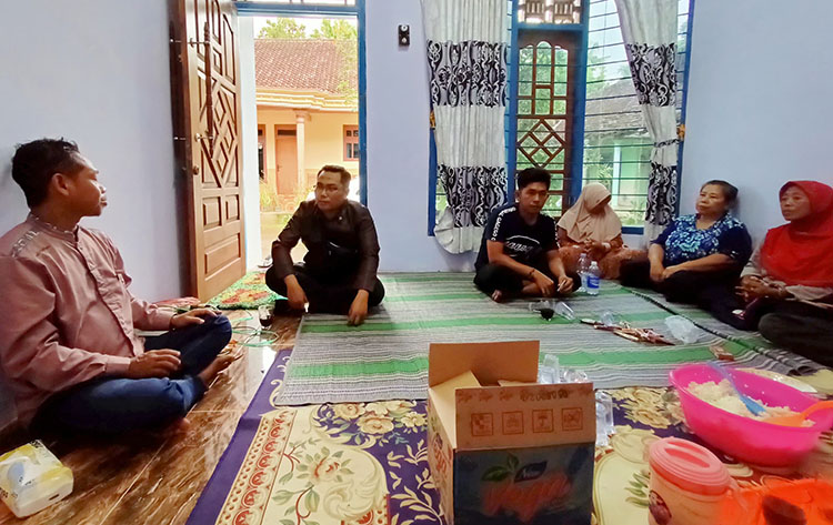 Suasana rumah ibu dan anak yang menjadi korban tenggelamnya KMP Tunu Pratama Jaya di Tampo, Cluring Banyuwangi, Jumat (4/7).