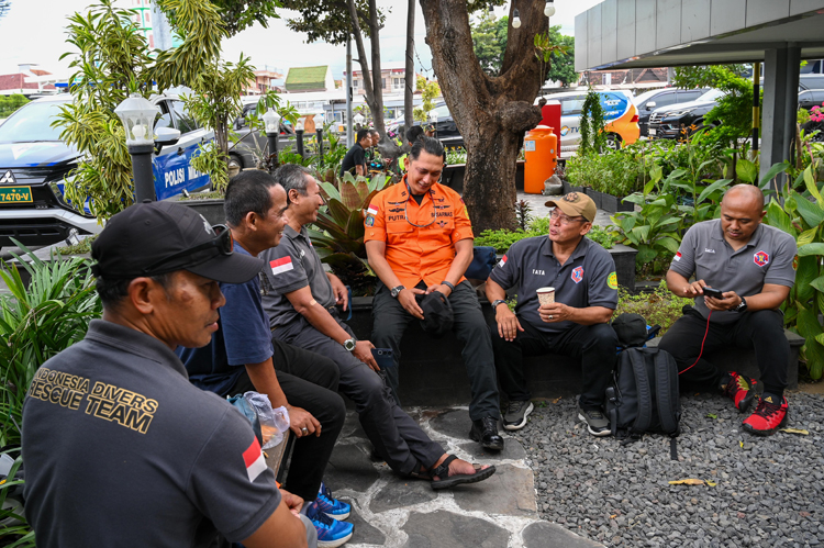 Tim penyelam siap mencari korban tenggelamnya KMP Tunu Pratama Jaya di Selat Bali.