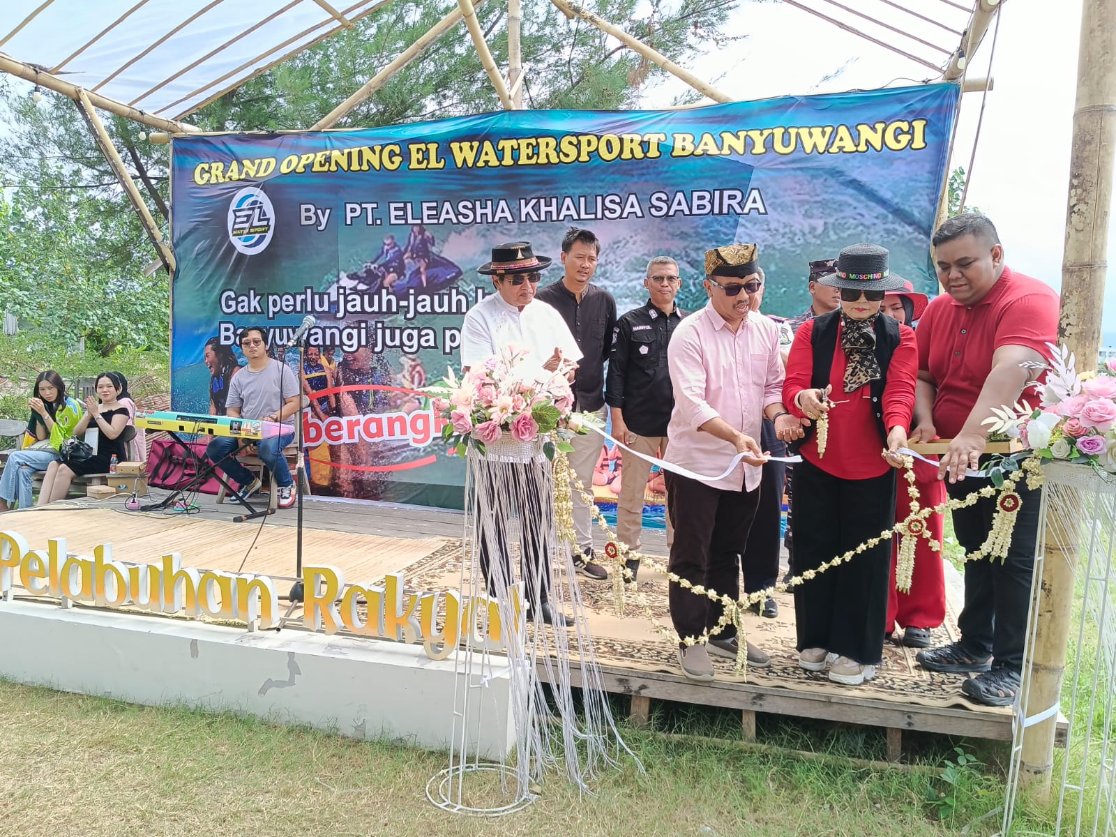 CEO PT Eleasha Khalisa Sabira Boby Mulya Kusuma didampingi Direktur Dr Sukanti Swastikawati, Kadishub Provinsi Jatim, Kabid Pemasaran Dispar Banyuwangi saat peresmian Minggu (6/7).