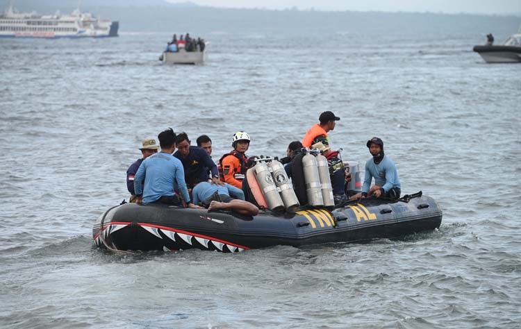 SURVEI LOKASI: Para penyelam profesional dan personel TNI AL disiapkan untuk mencari titik lokasi tenggelamnya KMP Pratama Jaya di perairan Selat Bali, Senin (7/7).