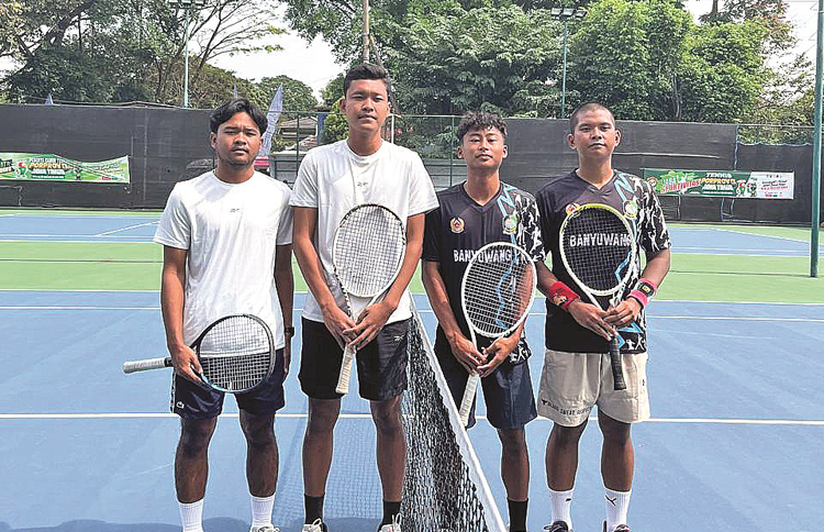 REKOR BARU: Pasangan Caesar Yusro Athilla- Jahfal Tsaqif Dary Widayat (jersey hitam) meraih medali perak pada final tenis di lapangan Gajayana, Kota Malang, Sabtu (5/7).