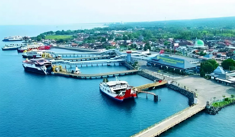 Pelabuhan Ketapang Banyuwangi jadi penghubung utama jalur darat Pulau Jawa dan Bali.