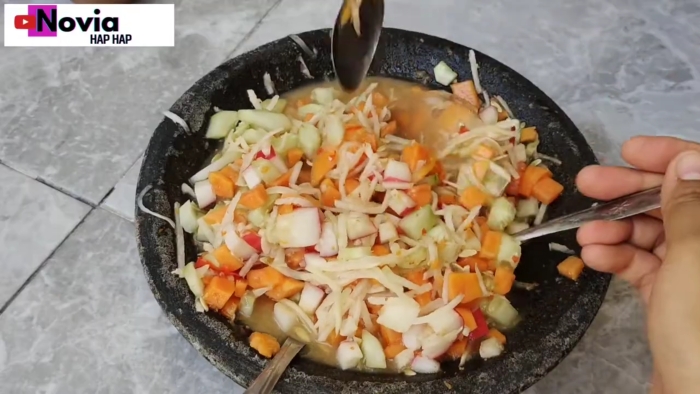 Resep rujak kecut yang kaya akan vitamin C.