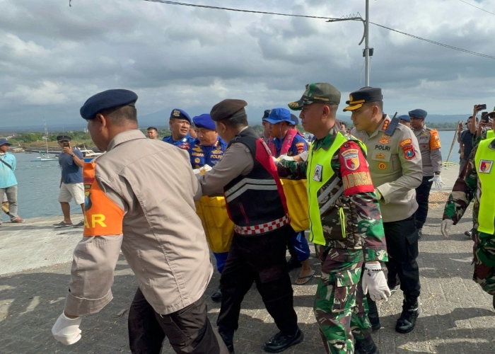 Polresta Banyuwangi mengevakuasi jenazah diduga korban tenggelam KMP Tunu Pratama Jaya di Dermaga Pantai Boom Banyuwangi.