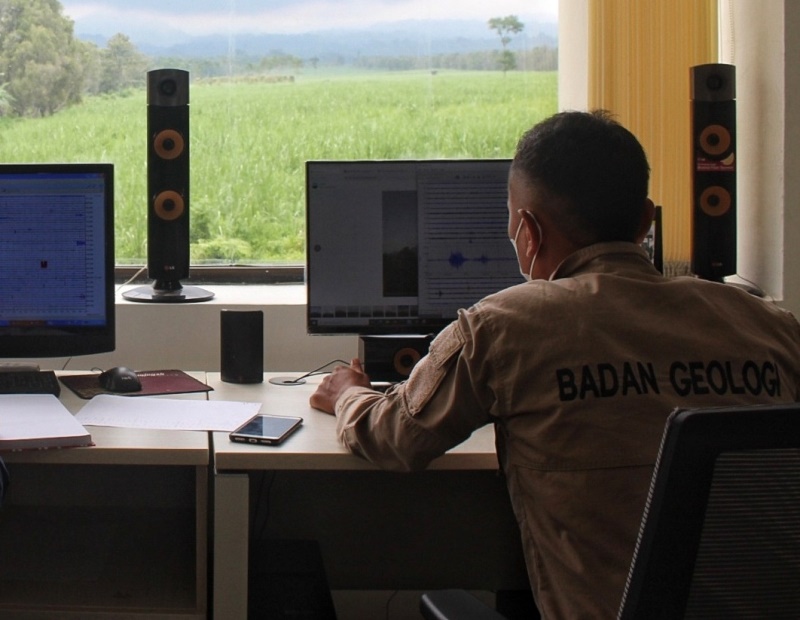 RAUNG ERUPSI: Petugas PPGA Raung melakukan pengamatan di PPGA Desa Sumberarum, Kecamatan Songgon Senin (7/7)