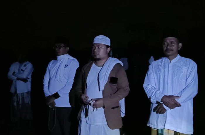 Gus Nur bersama Dandim 0825 Letkol (Arh) Joko Sukoyo melaksanakan salat gaib di Pantai Gumuk Kantong, Muncar, Banyuwangi, Selasa dini hari (8/7).