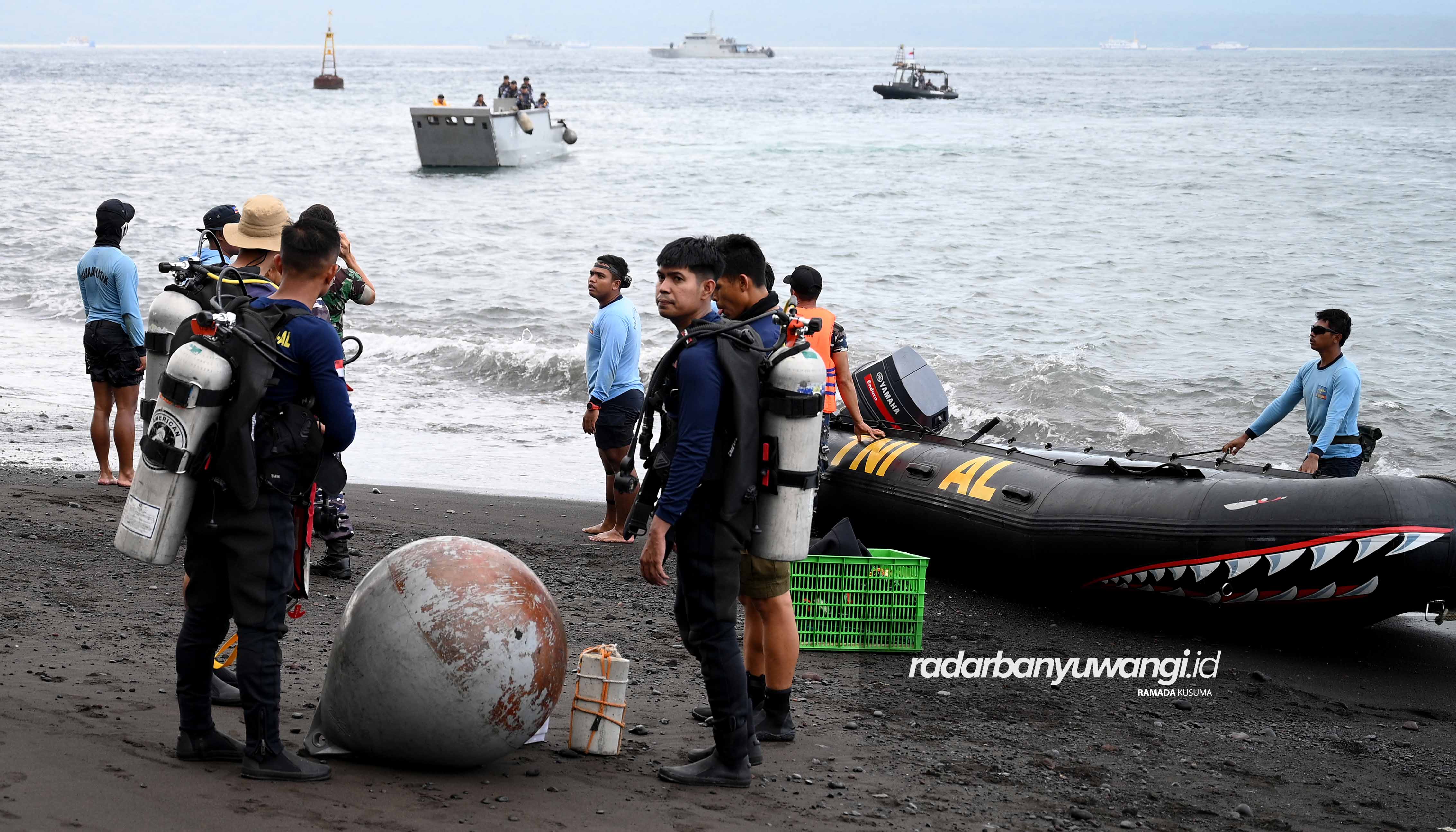 Tim penyelaman dari TNI AL dan Basarnas bersiap melakukan penyelaman untuk mencari titik tenggelamnya kapal KMP Tunu Pratama Jaya di Selat Bali