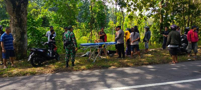 LAKA TUNGGAL: Warga dan polisi mengevakuasi korban yang meninggal di lokasi kejadian Dusun Sidodadi, Desa Karetan, Kecamatan Purwoharjo pada Senin (7/7).