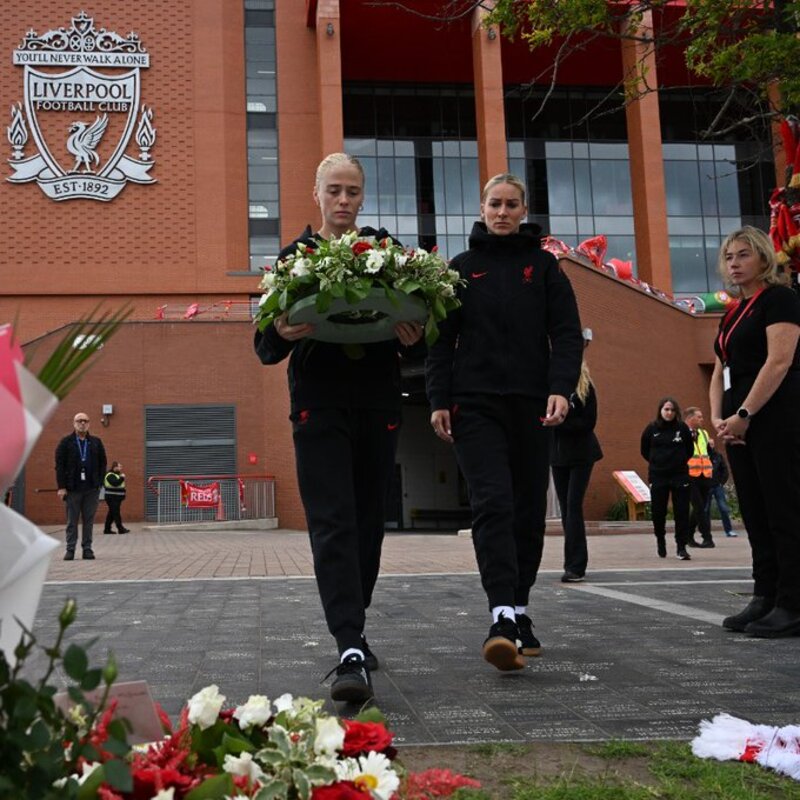 BERKABUNG: Kepergian Diogo Jota meninggalkan duka mendalam. Namun jadwal pramusim Liverpool tetap berjalan