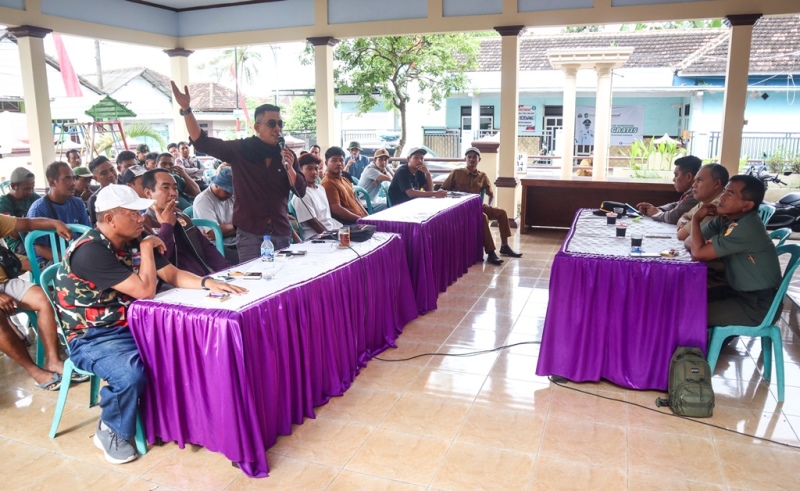 PERTEMUAN: Salah satu warga Desa Bedewang, Kecamatan Songgon menyampaikan protes jalan rusak di desanya yang sudah tahunan akibat banyaknya dump truck yang melintas Selasa (8/7)