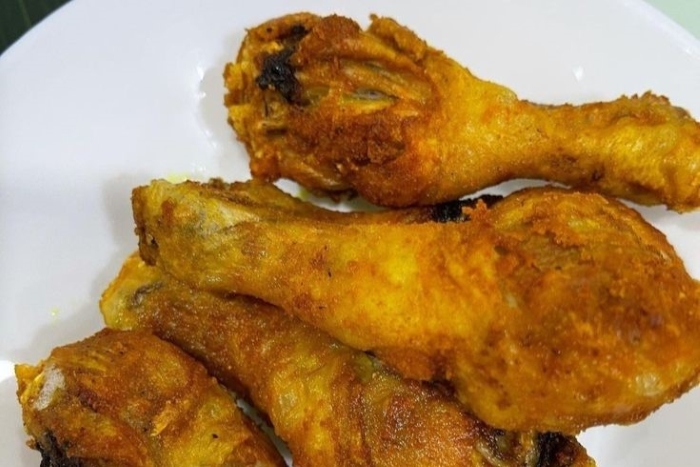 Resep ayam goreng rempah bumbu kuning, nikmat dengan tambahan sambal.