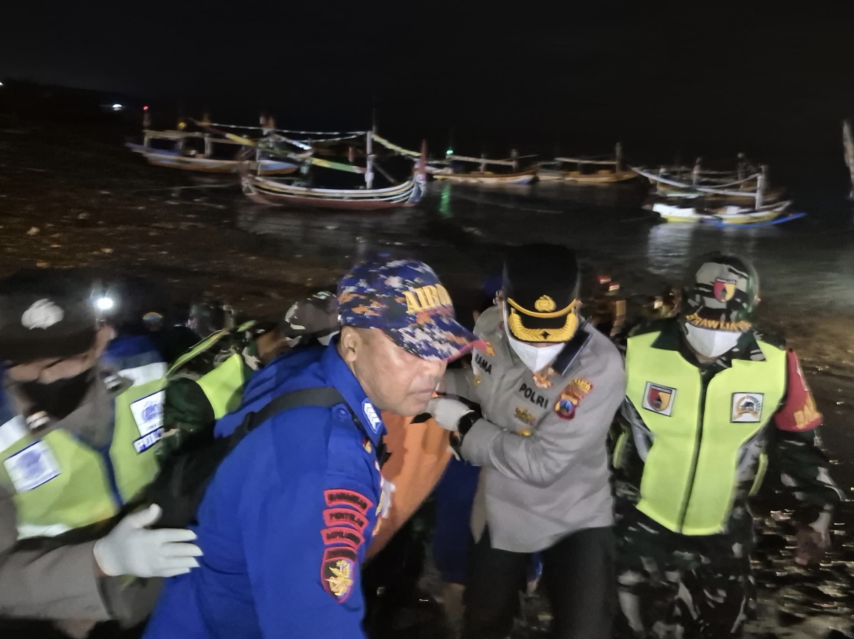 Jenazah ke-13, korban tenggelam KMP Tunu Pratama Jaya dievakuasi pada malam hari.