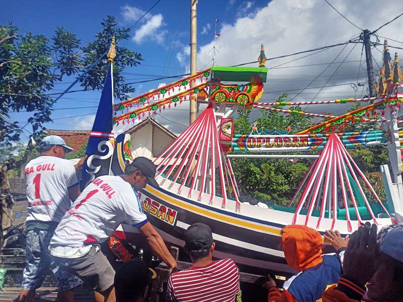 PERTUNJUKAN: Perahu Gitik yang digunakan untuk larung sesaji dalam Petik Laut Muncar di kirab Rabu (9/7).