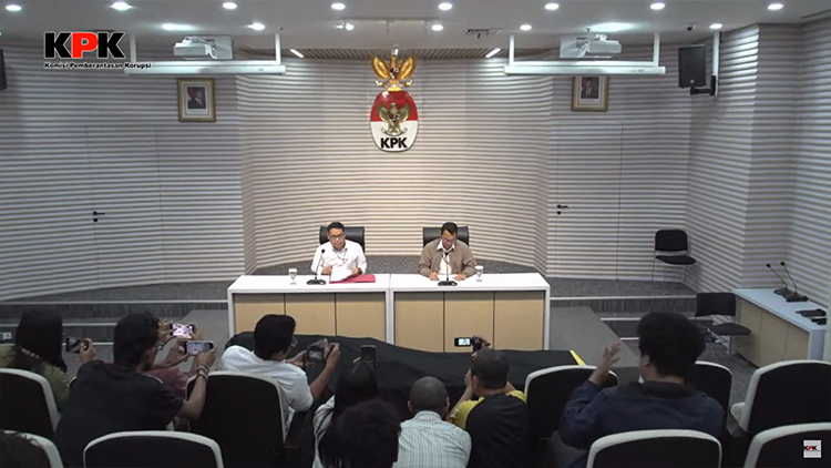KPK menggelar konferensi pers terkait penetapan 5 tersangka kasus korupsi EDC BRI.