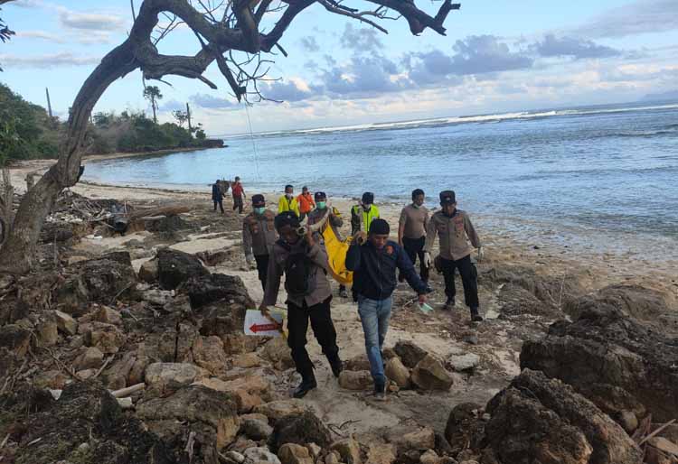 DIEVAKUASI: Tim gabungan dari Polsek dan Koramil Tegaldlimo menggotong jenazah perempuan yang ditemukan di Pantai Plengkung, Kamis (10/7) pukul pukul 03.58 WIB.