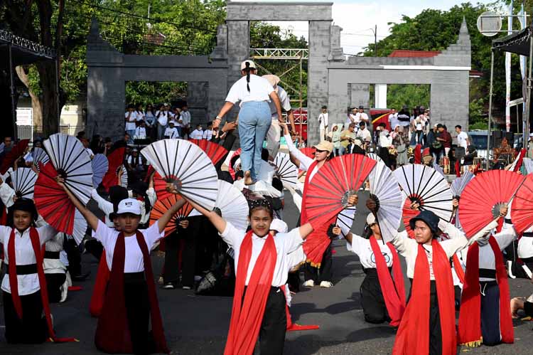 PEMATANGAN: Para penari dan talent BEC 2025 mengikuti gladi bersih di kawasan Taman Blambangan, Kamis (10/7).