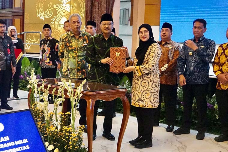 Mensos Saifullah Yusuf bersama Bupati Ipuk Fiestiandani menunjukkan dokumen MoU tentang kerja sama teknis pelaksanaan SR di Jakarta pada Kamis (10/7).