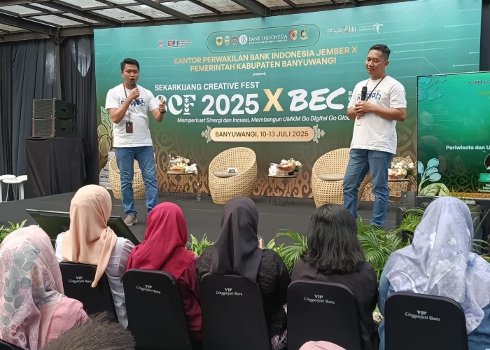 Tim KPw Bank Indonesia Jember saat sosialisasi CBP dan QRIS di Sekarkijang Creative Festival 2025, di Taman Blambangan Jumat (11/7).